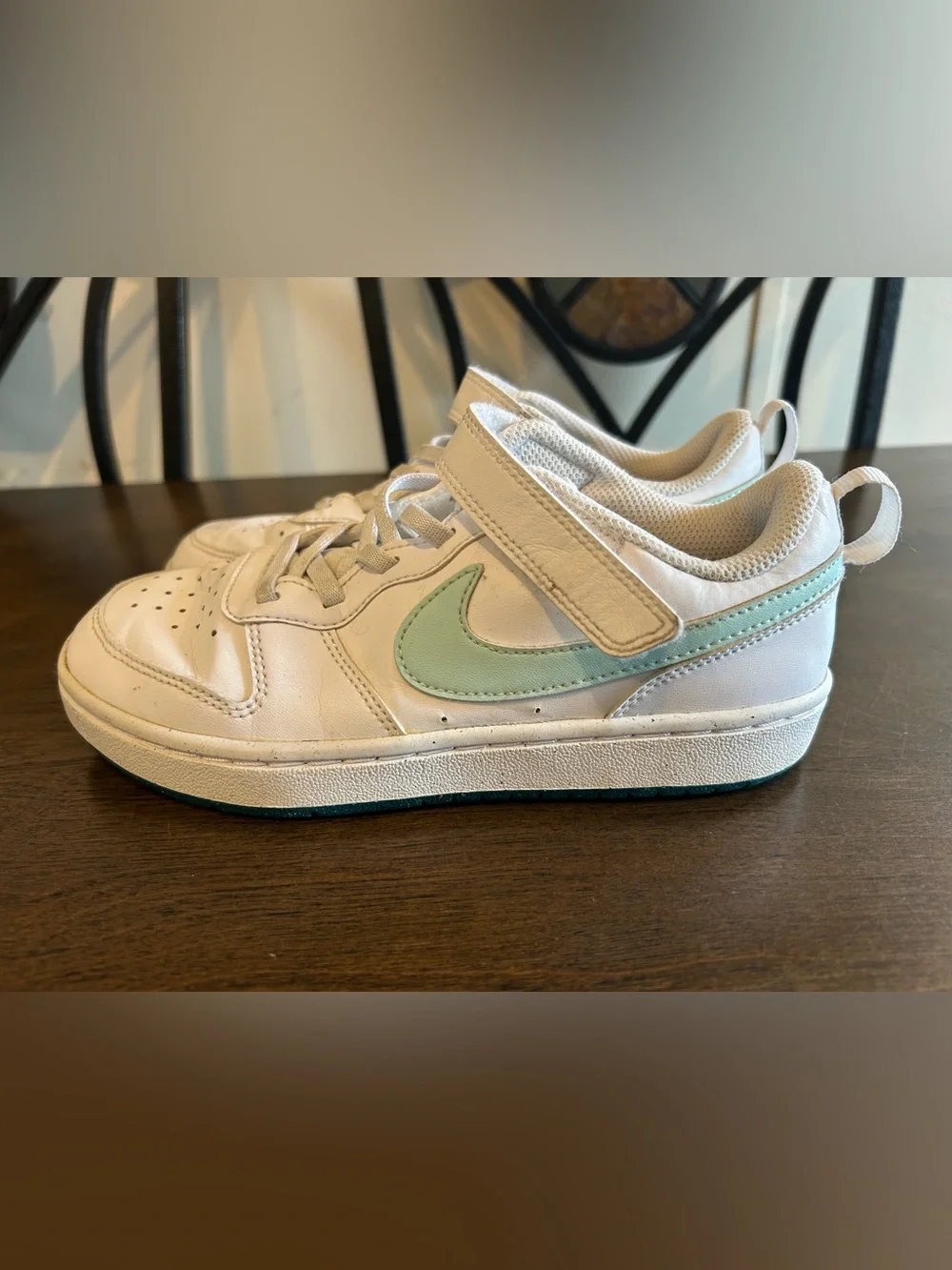 Nike Sz 1.5Y Kids White Sneakers with Mint Green Swoosh  🔥Sale🔥